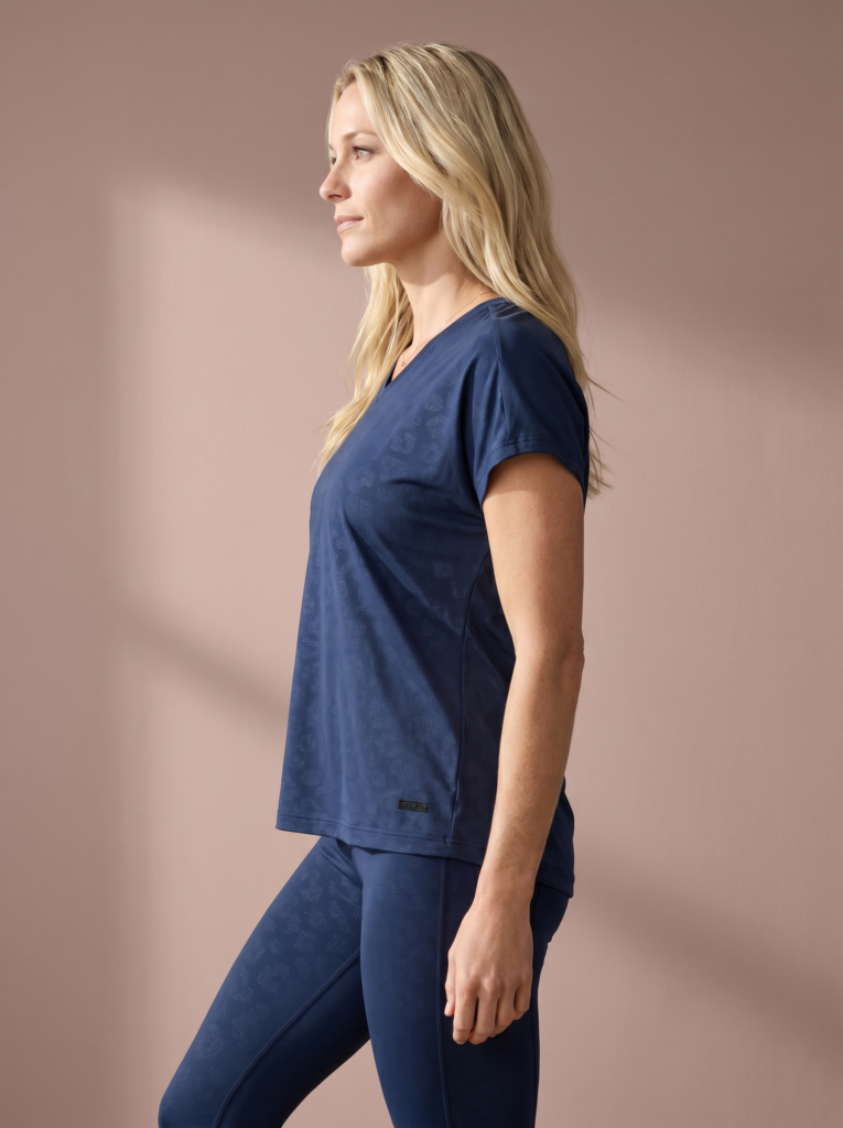 Sjeng Sports Lady Tee Spice N123 dames sportshirt in het blauw met korte mouwen en stijlvolle halslijn