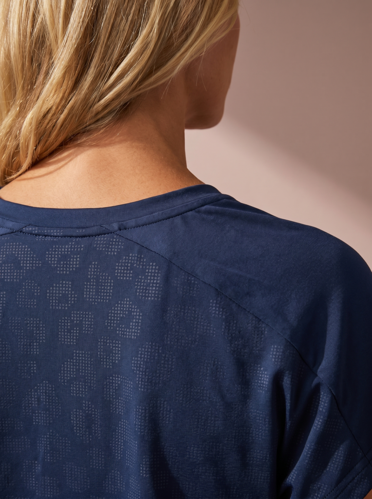 Sjeng Sports Lady Tee Spice N123 dames sportshirt in het blauw met korte mouwen en stijlvolle halslijn