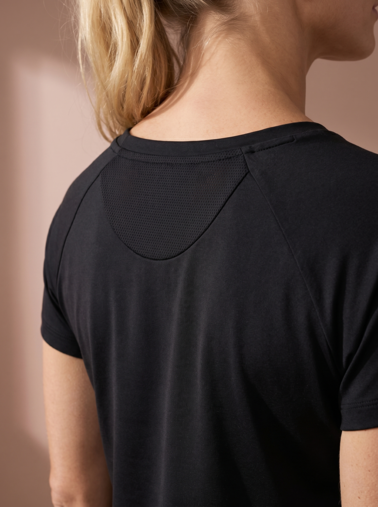 Sjeng Sports Lady Tee Sunny B001 dames sportshirt in het zwart met korte mouwen en ronde hals