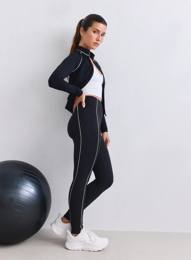 Aim'n Black Sense Contrast Tights 25030689-010 dames sportlegging in het zwart met stijlvolle contrastdetails en hoge taille