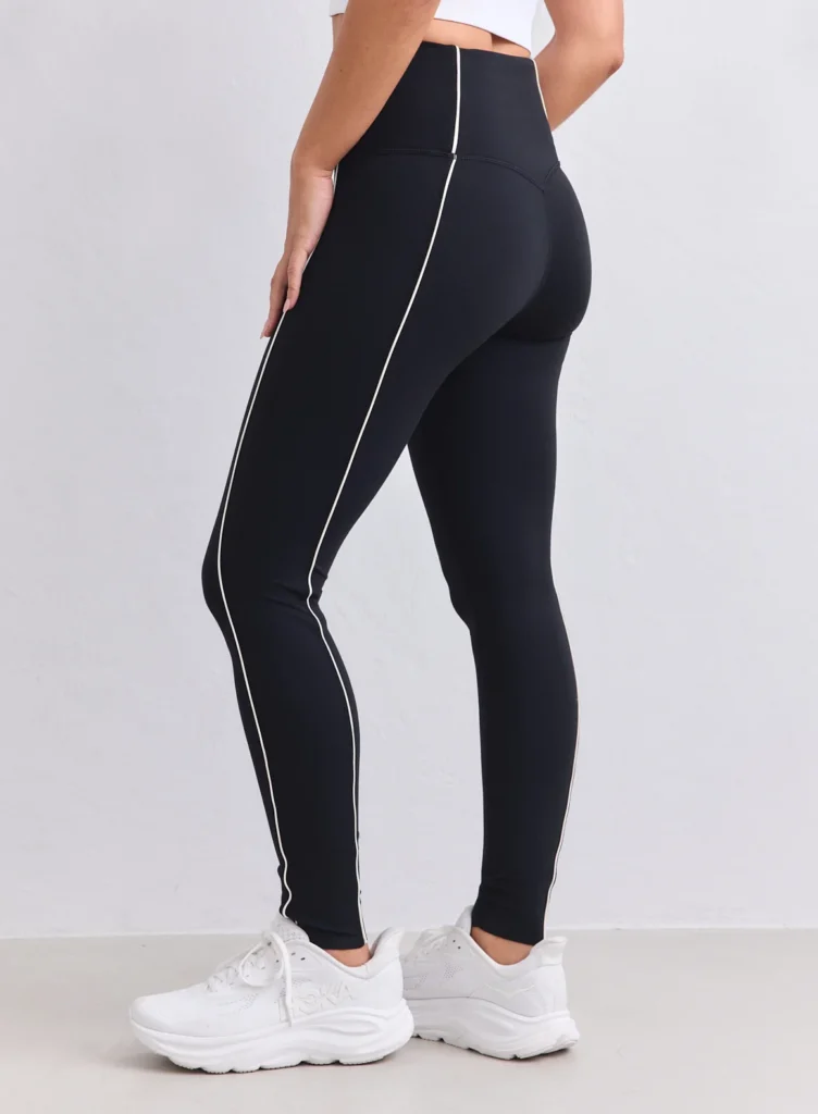 Aim'n Black Sense Contrast Tights 25030689-010 dames sportlegging in het zwart met stijlvolle contrastdetails en hoge taille