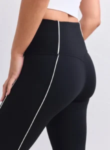 Aim'n Black Sense Contrast Tights 25030689-010 dames sportlegging in het zwart met stijlvolle contrastdetails en hoge taille