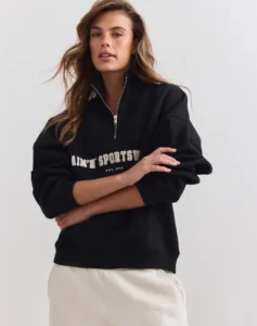 Aim'n Black Varsity Sweat Half Zip 23100184-010 dames sweater in het zwart met halve ritssluiting en Varsity logo