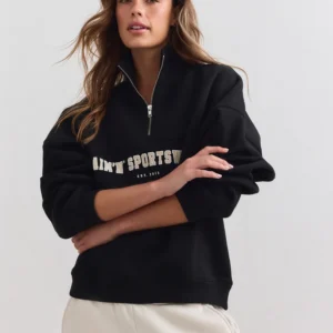 Aim'n Black Varsity Sweat Half Zip 23100184-010 dames sweater in het zwart met halve ritssluiting en Varsity logo