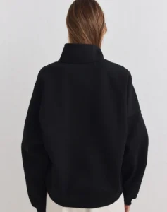 Aim'n Black Varsity Sweat Half Zip 23100184-010 dames sweater in het zwart met halve ritssluiting en Varsity logo