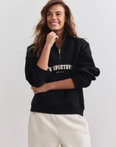 Aim'n Black Varsity Sweat Half Zip 23100184-010 dames sweater in het zwart met halve ritssluiting en Varsity logo