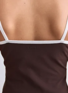 Aim'n Chocolate Sense Contour Singlet 26041554-147 dames top in de kleur Chocolate bruin met figuurvolgende contourlijnen