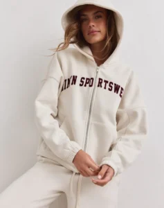 Aim'n Cream Varsity Sweat Zip Hood 26081529-050 dames vest met rits en capuchon in de kleur Cream crème met Varsity logo