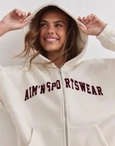 Aim'n Cream Varsity Sweat Zip Hood 26081529-050 dames vest met rits en capuchon in de kleur Cream crème met Varsity logo