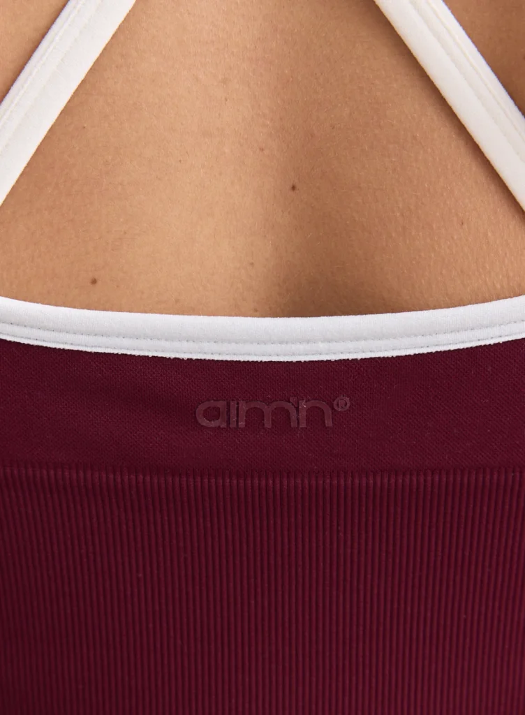 Aim'n Merlot Shape Seamless Cross Back Bralette 24070409-187 dames naadloze sport-bh met gekruiste bandjes in Merlot bordeauxrood