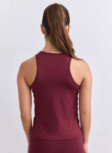 Aim'n Merlot Soft Basic Singlet 25010743-187 dames top in de kleur Merlot bordeauxrood van zacht materiaal
