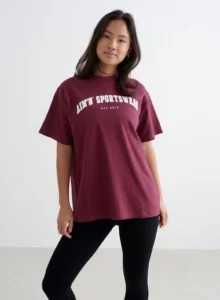 Aim'n Merlot Varsity Boyfriend T-shirt 26011525-187 dames shirt in de kleur Merlot bordeauxrood met Varsity logo