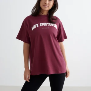 Aim'n Merlot Varsity Boyfriend T-shirt 26011525-187 dames shirt in de kleur Merlot bordeauxrood met Varsity logo