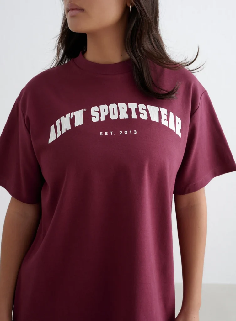 Aim'n Merlot Varsity Boyfriend T-shirt 26011525-187 dames shirt in de kleur Merlot bordeauxrood met Varsity logo