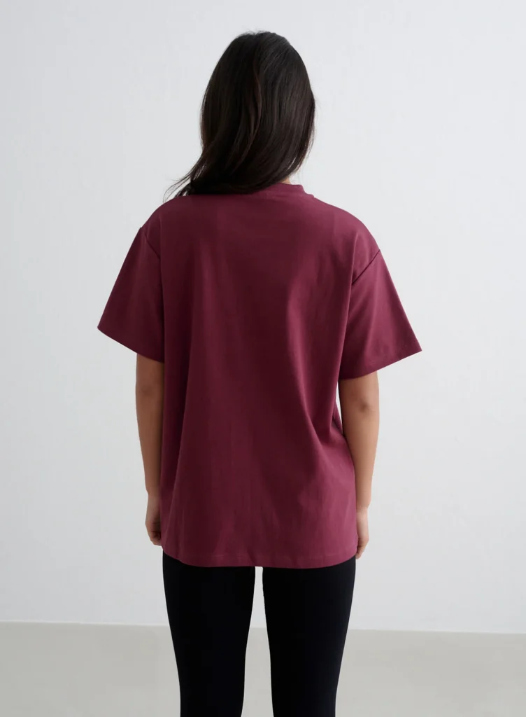 Aim'n Merlot Varsity Boyfriend T-shirt 26011525-187 dames shirt in de kleur Merlot bordeauxrood met Varsity logo