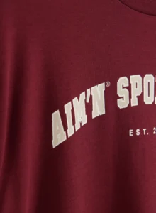 Aim'n Merlot Varsity Boyfriend T-shirt 26011525-187 dames shirt in de kleur Merlot bordeauxrood met Varsity logo