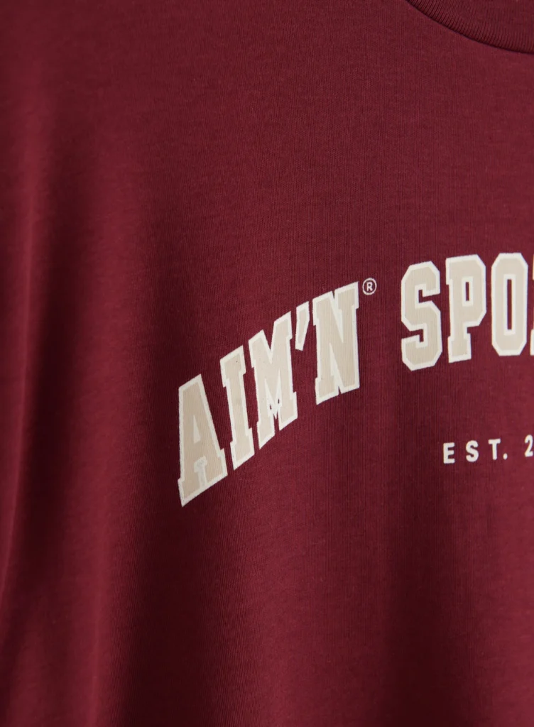 Aim'n Merlot Varsity Boyfriend T-shirt 26011525-187 dames shirt in de kleur Merlot bordeauxrood met Varsity logo