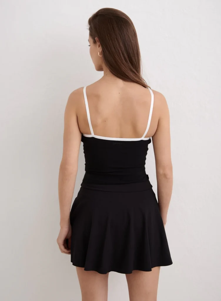 Aim'n Sense Contour Singlet 26041554-010 dames sporttop in het zwart met accentuerende contourlijnen