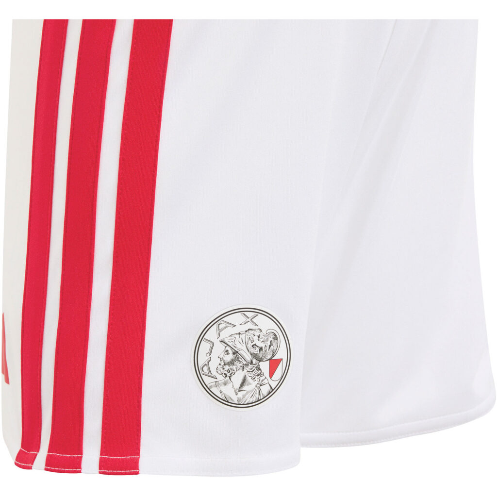 Adidas Ajax Amsterdam thuis tenue bestaande uit het klassieke rode en witte shirt en short
