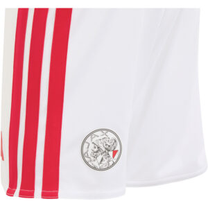 Adidas Ajax Amsterdam thuis tenue bestaande uit het klassieke rode en witte shirt en short