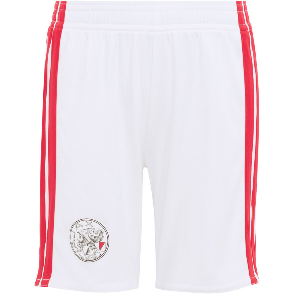 Adidas Ajax Amsterdam thuis tenue bestaande uit het klassieke rode en witte shirt en short