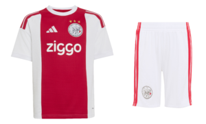 Adidas Ajax Amsterdam thuis tenue bestaande uit het klassieke rode en witte shirt en short