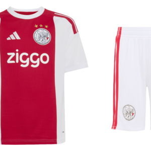 Adidas Ajax Amsterdam thuis tenue bestaande uit het klassieke rode en witte shirt en short