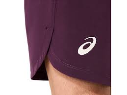 Vooraanzicht van de paars-rode Cassis Asics Game 7 Inch heren sportshort