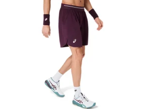 Vooraanzicht van de paars-rode Cassis Asics Game 7 Inch heren sportshort