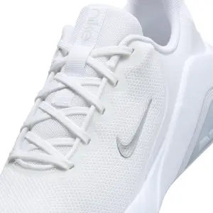 Nike W Air Zoom Bella 7 FZ1689-100 dames fitnessschoen in het wit met dempende Zoom Air zool