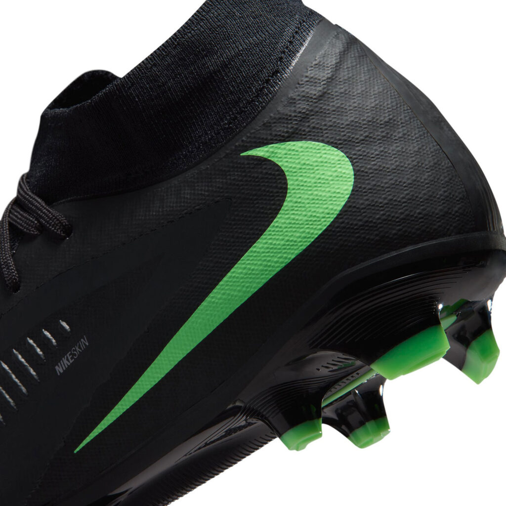Nike Phantom 6 High Acad FG/MG HQ2278-001 voetbalschoen in het zwart met Dynamic Fit sokje en noppen voor natuur- en kunstgras