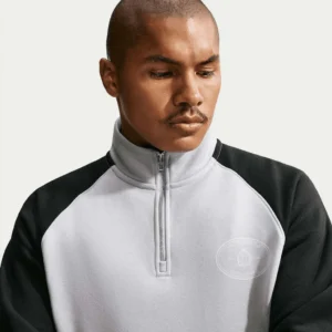Comfortabele trui met een opstaande kraag en een halve ritssluiting (half-zip).