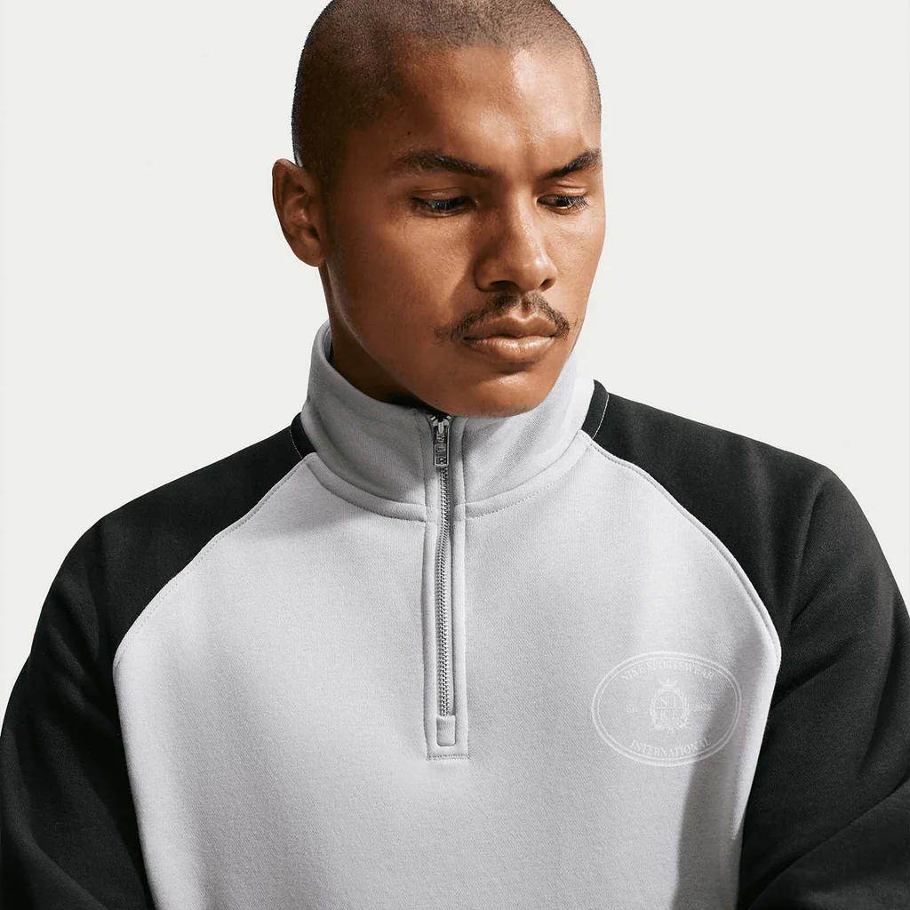 Comfortabele trui met een opstaande kraag en een halve ritssluiting (half-zip).