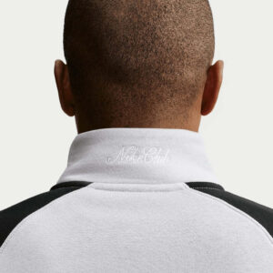 Comfortabele trui met een opstaande kraag en een halve ritssluiting (half-zip).