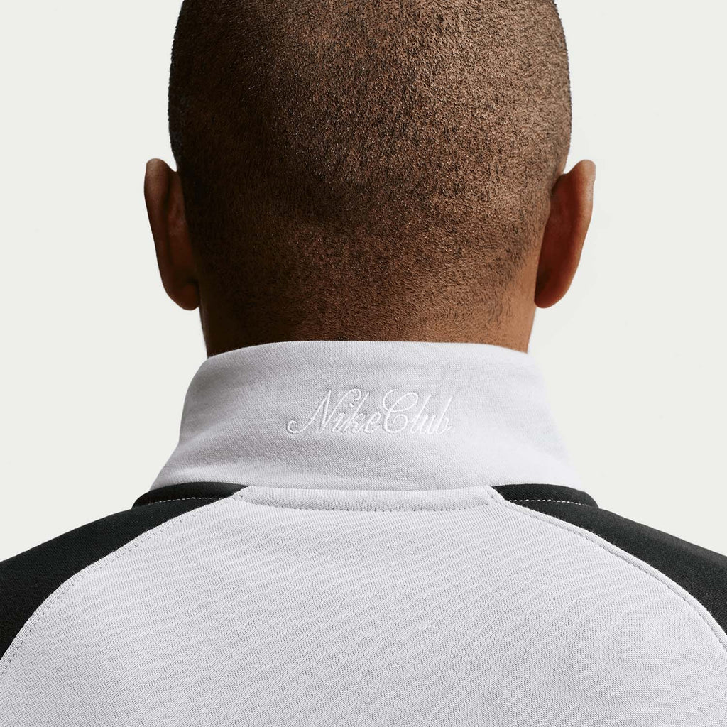 Comfortabele trui met een opstaande kraag en een halve ritssluiting (half-zip).