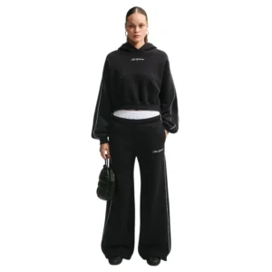Nike Studio Fleece Womens Oversized Sweater in het zwart met comfortabele wijdere pasvorm en subtiel Nike-logo