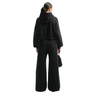 Nike Studio Fleece Womens Oversized Sweater in het zwart met comfortabele wijdere pasvorm en subtiel Nike-logo