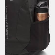 Under Armour Hustle Lite Backpack in het zwart (800039-001) met gevoerd laptopvak en verstelbare schouderbanden