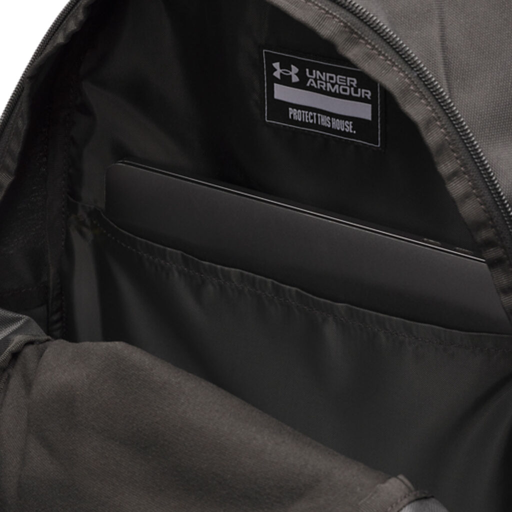 Under Armour Hustle Lite Backpack in het zwart (800039-001) met gevoerd laptopvak en verstelbare schouderbanden