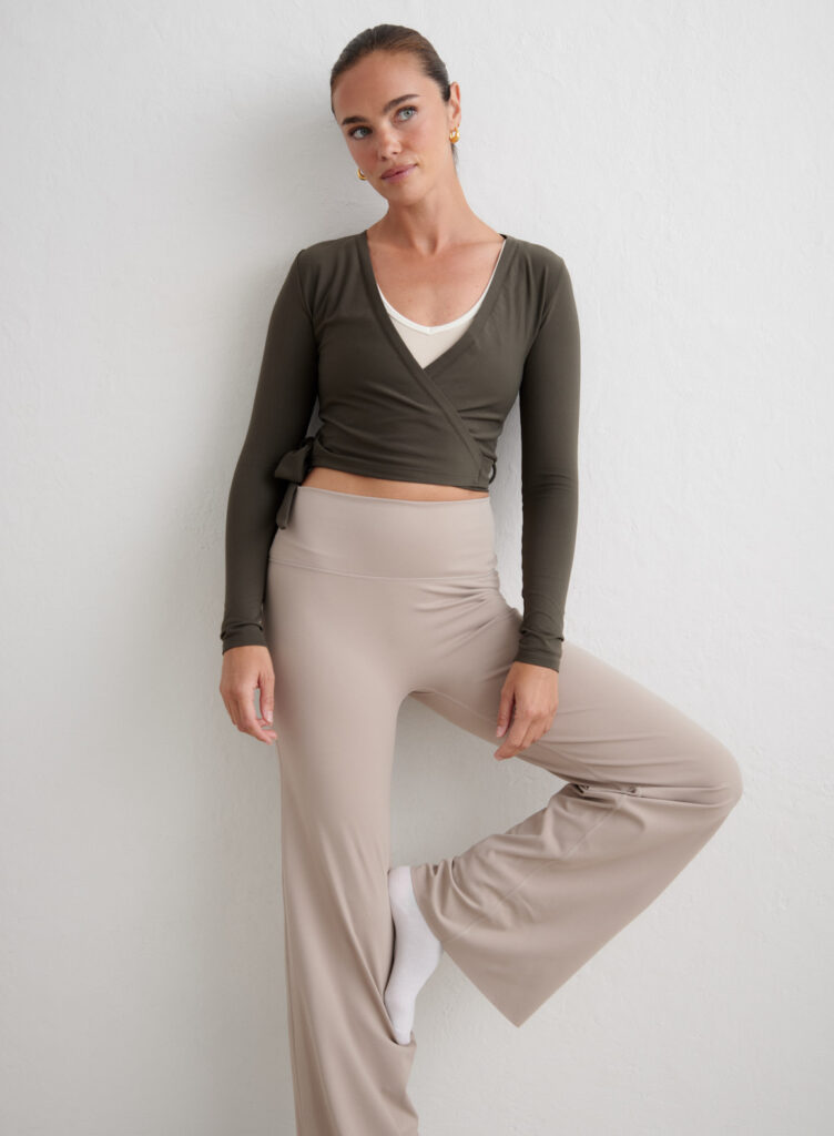 Aim'n Dark Ivy Shape Seamless Wrap Long Sleeve naadloze donkergroene dames longsleeve met wikkeleffect