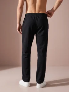 De zachte sweatpant die je aantrekt voor training én daarna.