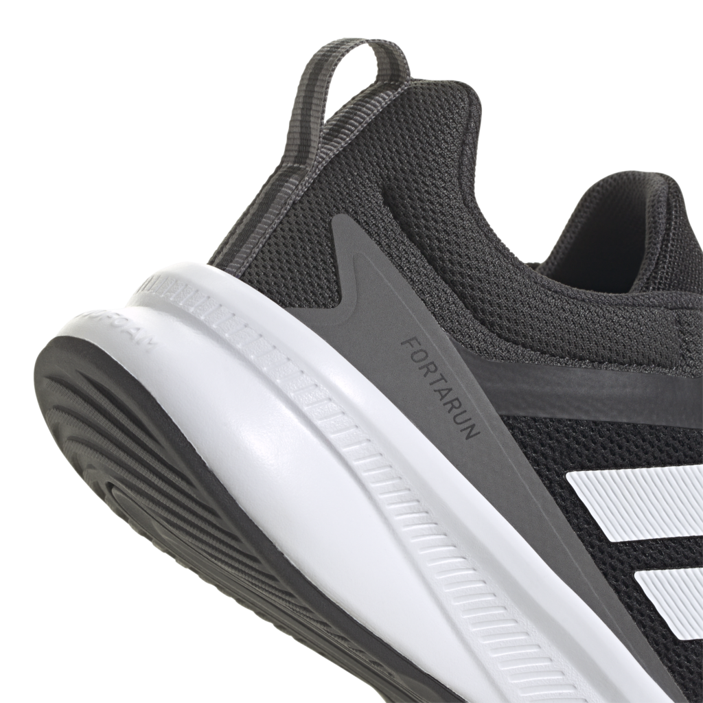 Adidas Fortarun 4.0 J JQ5167 zwarte kindersportschoenen met witte drie strepen en Cloudfoam zool