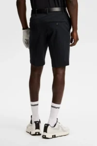 J.Lindeberg Vent Shorts GMPA14599-9999 JL Black zwarte technische golfshorts met zakken en subtiel logo