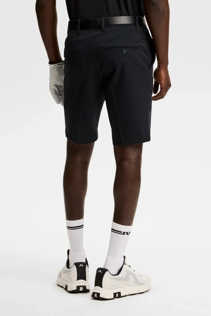 J.Lindeberg Vent Shorts GMPA14599-9999 JL Black zwarte technische golfshorts met zakken en subtiel logo