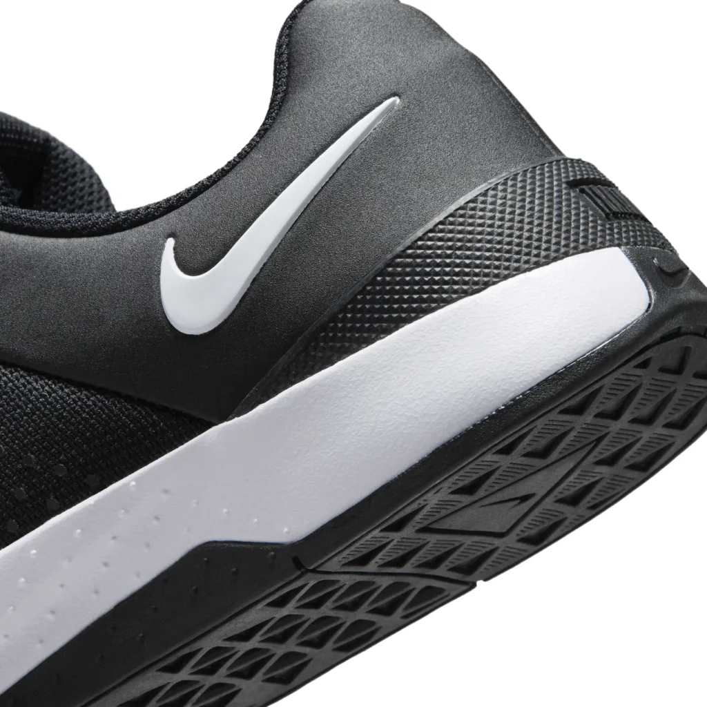 W Nike MC Trainer 4 IM3744-002 veelzijdige zwarte dames fitness en trainingsschoen