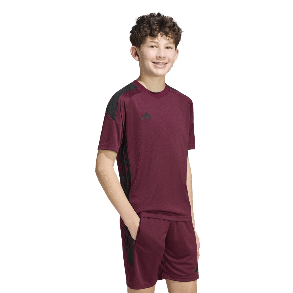 adidas Tiro Essential Jersey KS5881 donkerrood jongens voetbalshirt met zwarte accenten