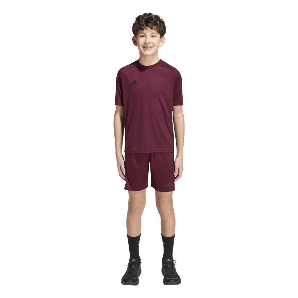 adidas Tiro Essential Jersey KS5881 donkerrood jongens voetbalshirt met zwarte accenten