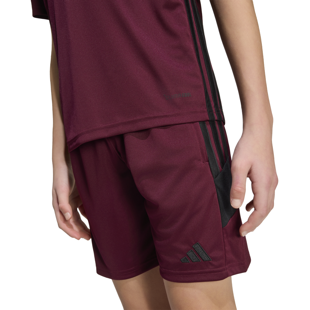adidas Tiro Essential Jersey KS5881 donkerrood jongens voetbalshirt met zwarte accenten
