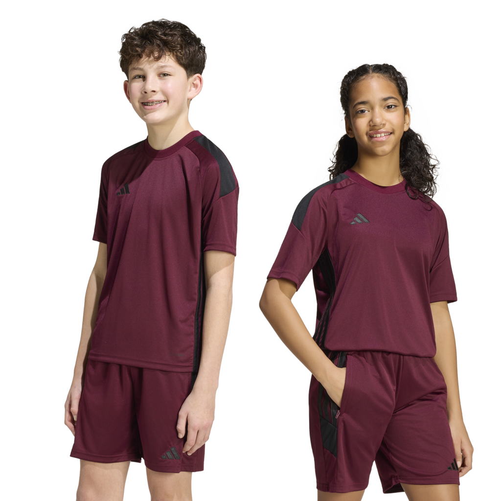 adidas Tiro Essential Jersey KS5881 donkerrood jongens voetbalshirt met zwarte accenten