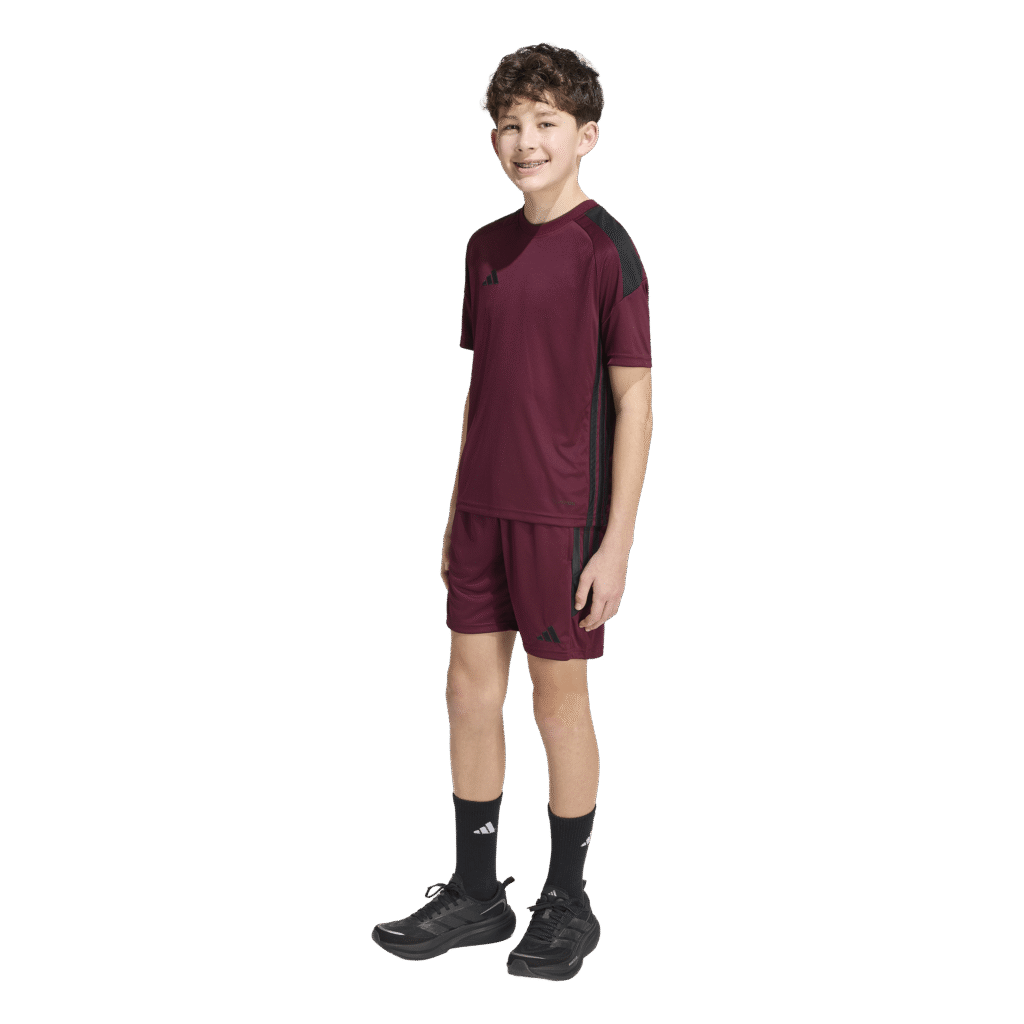 adidas Tiro Essential Shorts KS5951 donkerrode jongens voetbalbroek met zwarte strepen